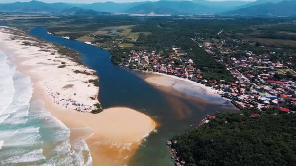 ガーダはエンバウの空の景色を見る ブラジルの大西洋岸に位置するGuarda Embauの町の空中ビュー — ストック動画