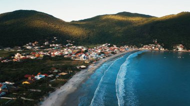 Brezilya kıyılarının havadan görünüşü ve Brezilya 'nın güneyindeki Santa Catarina adasının dağları.