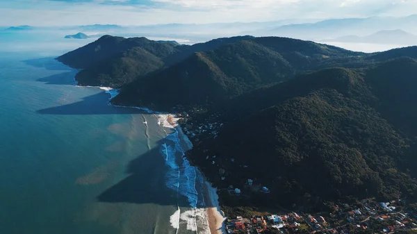 巴西海岸线和巴西圣卡塔里纳Acores镇的空中景观 — 图库照片