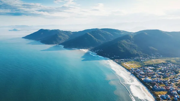 Pemandangan Udara Dari Garis Pantai Brasil Dengan Pegunungan Dekat Kota — Stok Foto