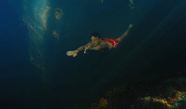 Homem Mergulha Rio Água Doce Com Raios Sol Brilhando Através — Fotografia de Stock