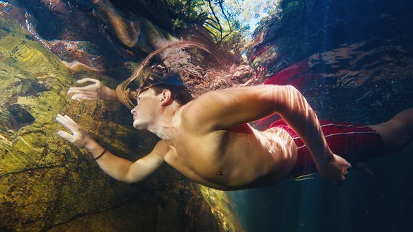 Homem Mergulha Rio Água Doce Com Raios Sol Brilhando Através — Fotografia de Stock