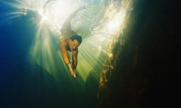 Человек Ныряет Пресноводную Реку Солнечными Лучами Сияющими Через Воду Плавает — стоковое фото