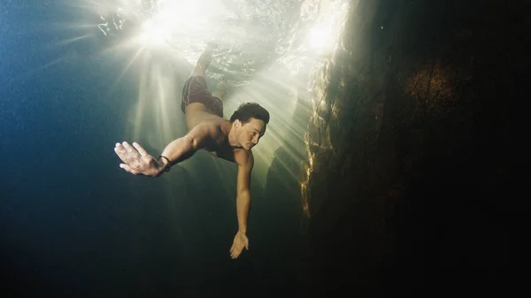 Mann Taucht Süßwasserfluss Mit Sonnenstrahlen Durch Das Wasser Und Schwimmt — Stockfoto
