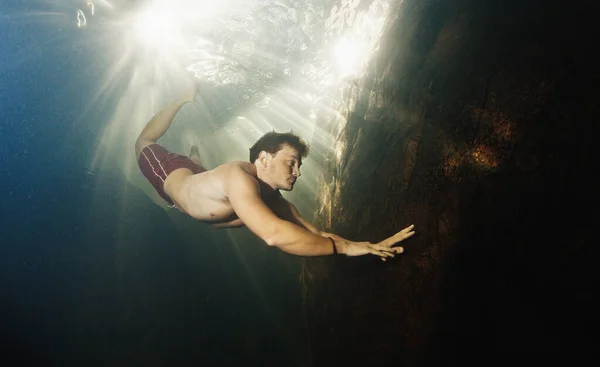 Muž Potápí Sladkovodní Řece Slunečnými Paprsky Zářícími Vodou — Stock fotografie
