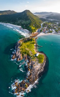 Brezilya 'daki plajın havadan görüntüsü. Güney Brezilya, Santa Catarina, Florianopolis