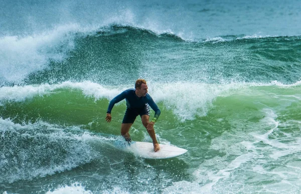Surfer Reiten Auf Der Stürmischen Welle Kalten Wasser Kaltwassersurfen Brasilien — Stockfoto