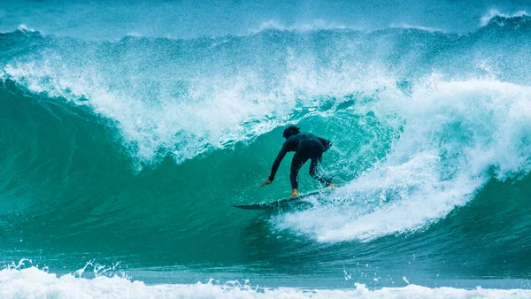 Surfista Monta Onda Tempestuosa Água Fria Fica Barricada Surf Água — Fotografia de Stock