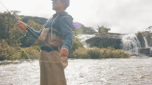 Fliegenfischen Fischer Watvögeln Fischen Auf Dem Schnellen Fluss — Stockfoto