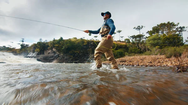 フライフィッシング 急流で漁をしている漁師 — ストック写真
