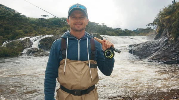 Pescador Fica Rio Com Vara Retrato Pescador Masculino Sem Equipamento — Fotografia de Stock