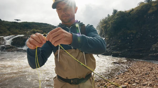Angler Prepara Para Pesca Com Mosca Pescador Waders Fica Perto — Fotografia de Stock