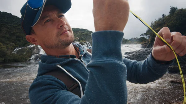 Horgász Legyező Horgászatra Készül Halászat Melltartókban Áll Gyors Homályos Folyó — Stock Fotó