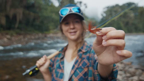 Mujer Pescadora Río Mujer Joven Sostiene Mosca Pesca Mano Muestra —  Fotos de Stock