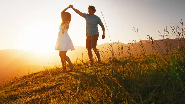 Mann Und Frau Tanzen Bei Sonnenaufgang Auf Der Sommerwiese Mit — Stockfoto