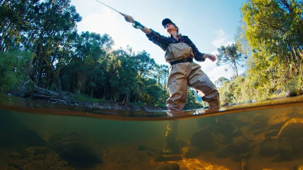 Angler Auf Dem Fluss Frau Steht Watstiefeln Wasser Und Wirft — Stockfoto