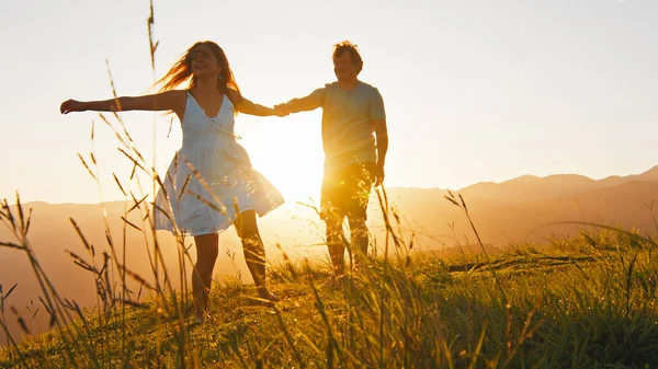 Mann Und Frau Tanzen Bei Sonnenaufgang Auf Der Sommerwiese Mit — Stockfoto