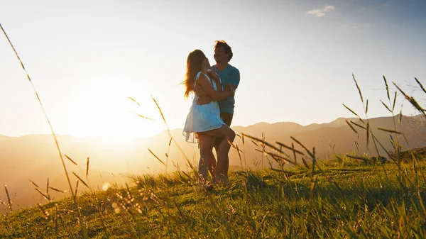 남자와 여자는 목초지에서 — 스톡 사진