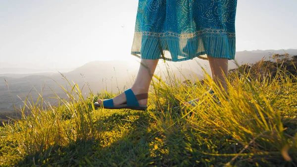 Mujer Vestido Camina Sobre Hierba Descalza —  Fotos de Stock