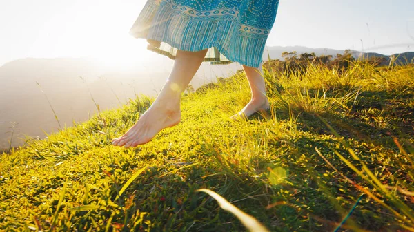 Woman Dress Walks Grass Barefoot — Stock Photo, Image