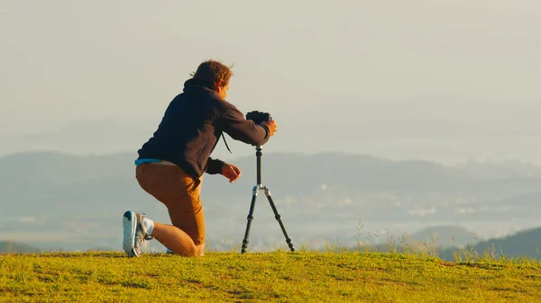 Photographer Hill Young Male Photographer Takes Pictures Camera Telephoto Lens — Stock Photo, Image
