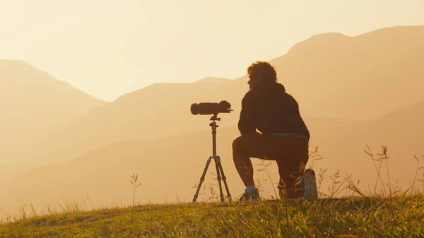 Tepedeki Fotoğrafçı Genç Erkek Fotoğrafçı Güneş Doğarken Dağların Yeşil Tepesindeki — Stok fotoğraf