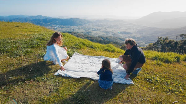 Familie Picknickt Bei Sonnenaufgang Auf Dem Grünen Hügel Den Bergen — Stockfoto