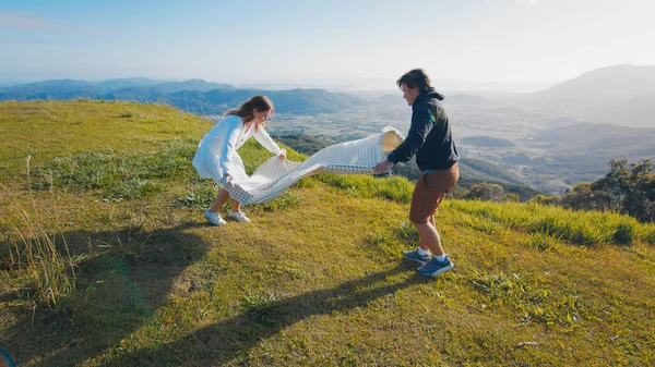 Rodzina Organizuje Piknik Zielonym Wzgórzu Górach Wschodzie Słońca — Zdjęcie stockowe