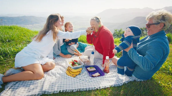 Große Familie Picknickt Bei Sonnenaufgang Auf Dem Grünen Hügel Den — Stockfoto