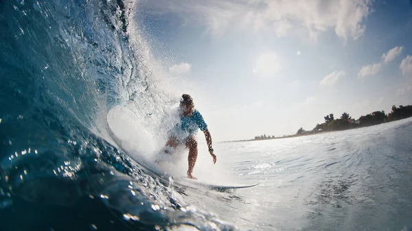 Surfer Rijdt Golf Jongeman Surft Golven Van Malediven Probeert Geprikkeld — Stockfoto
