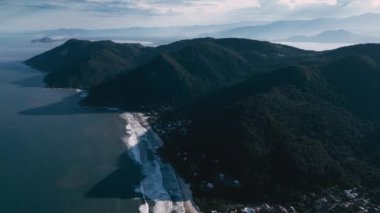 Brezilya 'nın Santa Catarina adasındaki Acores kasabası yakınlarındaki dağlarla Brezilya kıyı şeridinin havadan görüntüsü.