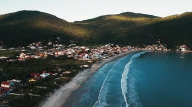 Brezilya kıyı şeridinin havadan görünüşü ve Santa Catarina, Brezilya 'daki küçük balıkçı kasabası