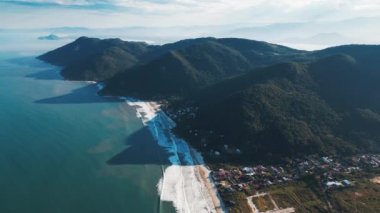 Brezilya 'nın Santa Catarina adasındaki Acores kasabası yakınlarındaki dağlarla Brezilya kıyı şeridinin havadan görüntüsü.