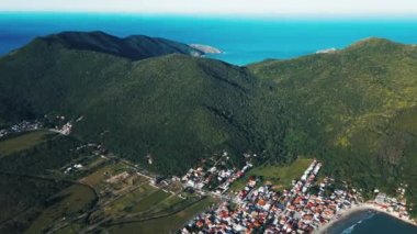 Brezilya kıyı şeridinin havadan görünüşü ve Santa Catarina, Brezilya 'daki küçük balıkçı kasabası