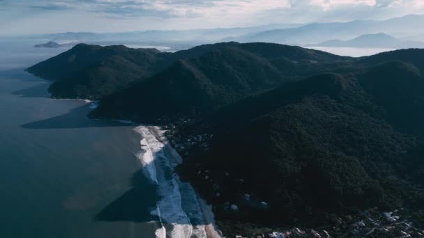 공중에서 내려다본 브라질의해 브라질 산타카타리나주의 아코프 의산들 — 비디오