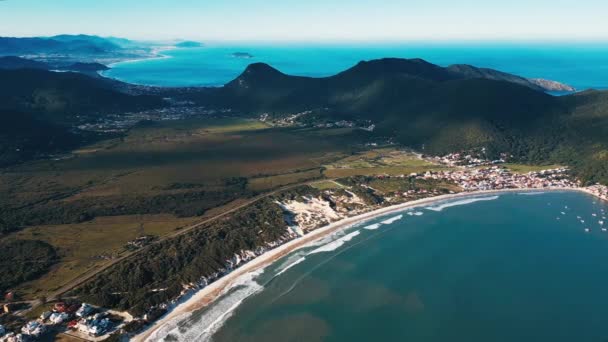 Luftaufnahme Der Brasilianischen Küste Mit Bergen Der Nähe Der Stadt — Stockvideo