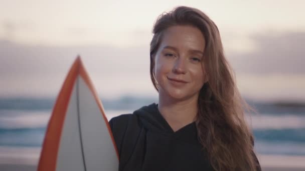 Surfista Sexy Mujer Joven Para Con Tabla Surf Playa Mira — Vídeos de Stock