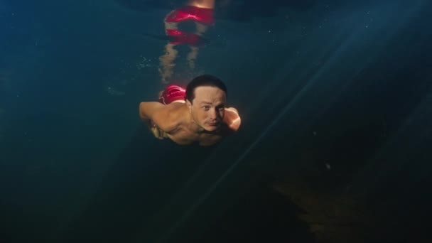 Homem Mergulha Rio Água Doce Com Raios Sol Brilhando Através — Vídeo de Stock