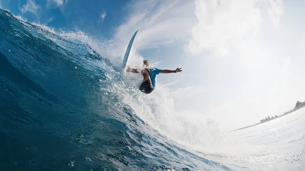 Surfista Profissional Monta Onda Jovem Surfa Onda Oceano Nas Maldivas — Fotografia de Stock