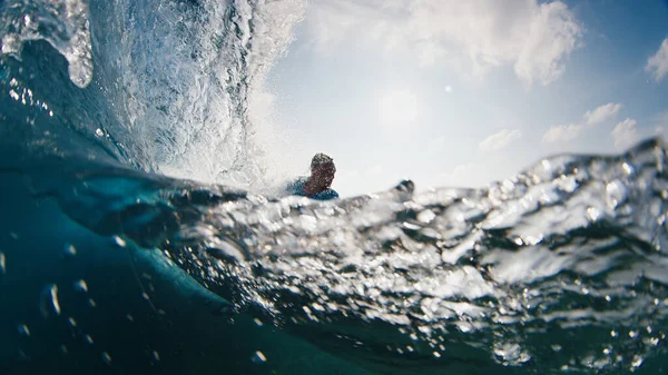 Сёрфер Ездит Волне Молодой Человек Осматривает Морскую Волну Мальдивах Расщепляясь — стоковое фото
