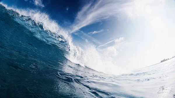 モルディブの海岸で波が砕ける — ストック写真