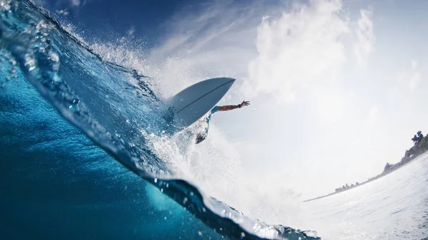 Profesyonel Sörfçü Dalgalarda Sörf Yapar Genç Adam Maldivler Okyanus Dalgalarında — Stok fotoğraf