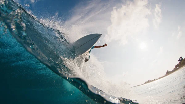 Surfista Professionista Cavalca Onda Giovane Uomo Naviga Onda Dell Oceano — Foto Stock