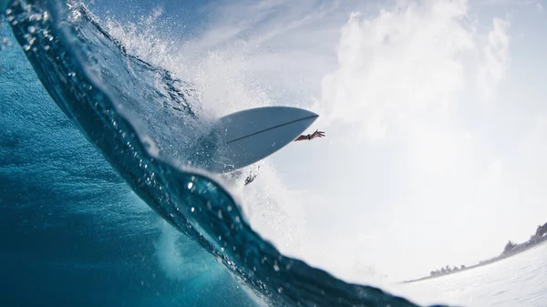 Profesjonalny Surfer Jeździ Fali Młody Człowiek Surfuje Oceanie Malediwach Agresywnie — Zdjęcie stockowe