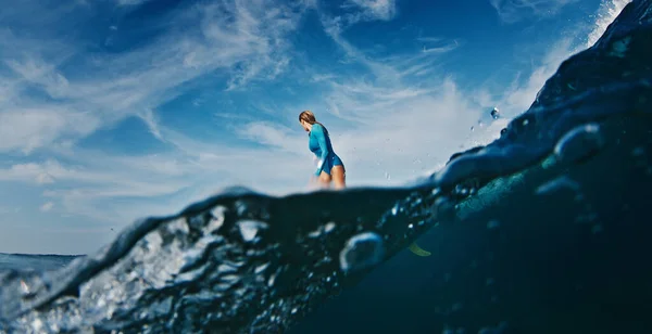 Тонкая Женщина Сёрфер Катается Волне Женщина Осматривает Океанскую Волну Мальдивах — стоковое фото