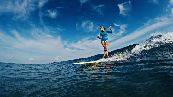Slim Kobieta Surfer Jeździ Fali Kobieta Surfuje Oceanicznej Fali Malediwach — Zdjęcie stockowe