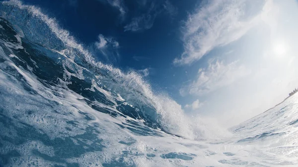 モルディブの海岸で波が砕ける — ストック写真