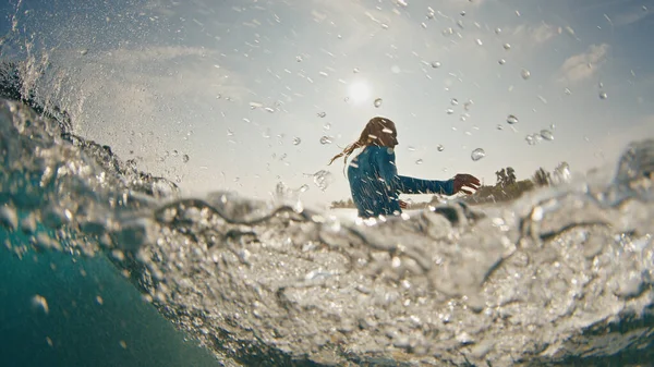 Smal Kvinna Surfar Vågen Kvinna Surfar Havet Våg Maldiverna Gul — Stockfoto