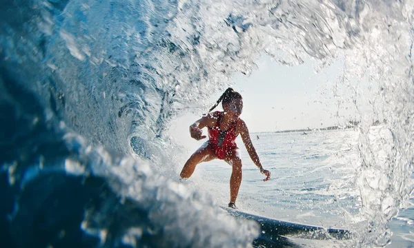 Rapariga Surfista Monta Onda Mulher Fato Vermelho Surfa Onda Oceano — Fotografia de Stock