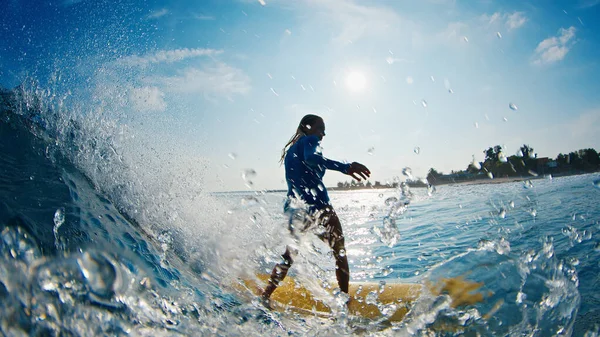 Een Slanke Vrouw Surft Golf Vrouw Surft Golven Van Malediven — Stockfoto